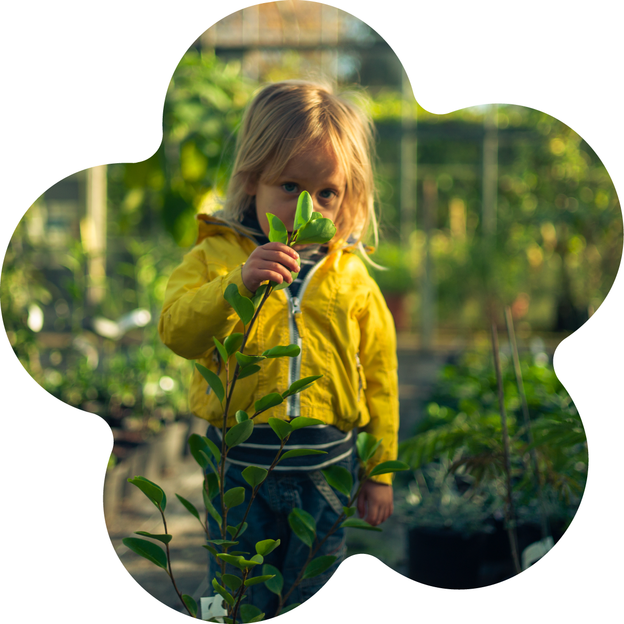 femme de dos au milieu de la jardinerie, dans son dos on peut voir le logo Jardinerie